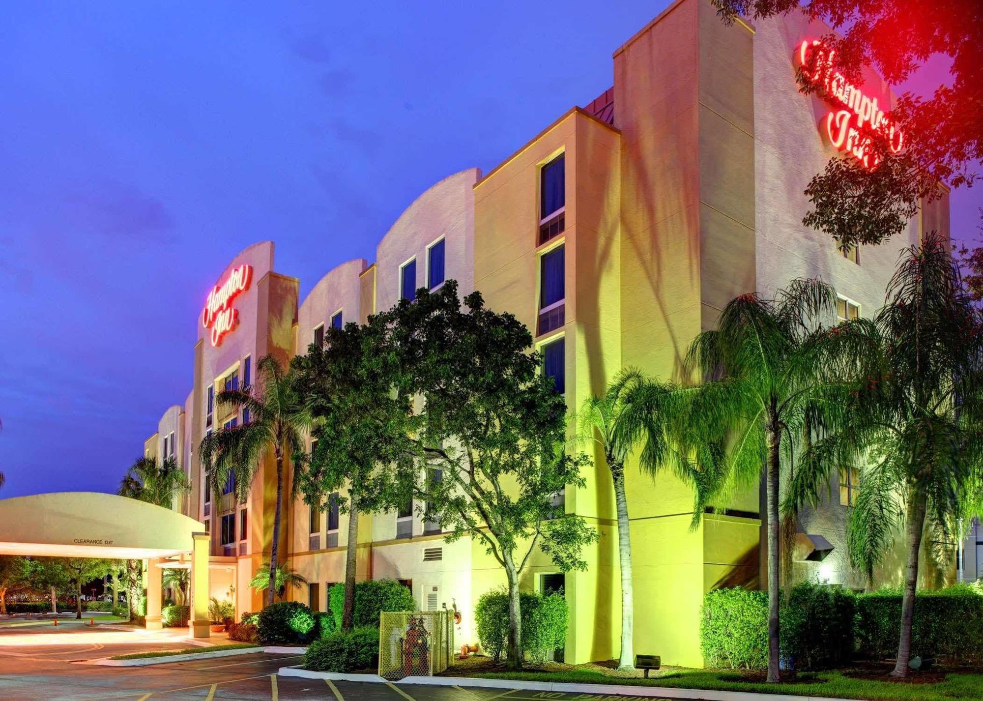 Hampton Inn Пемброук Пайнс Екстериор снимка